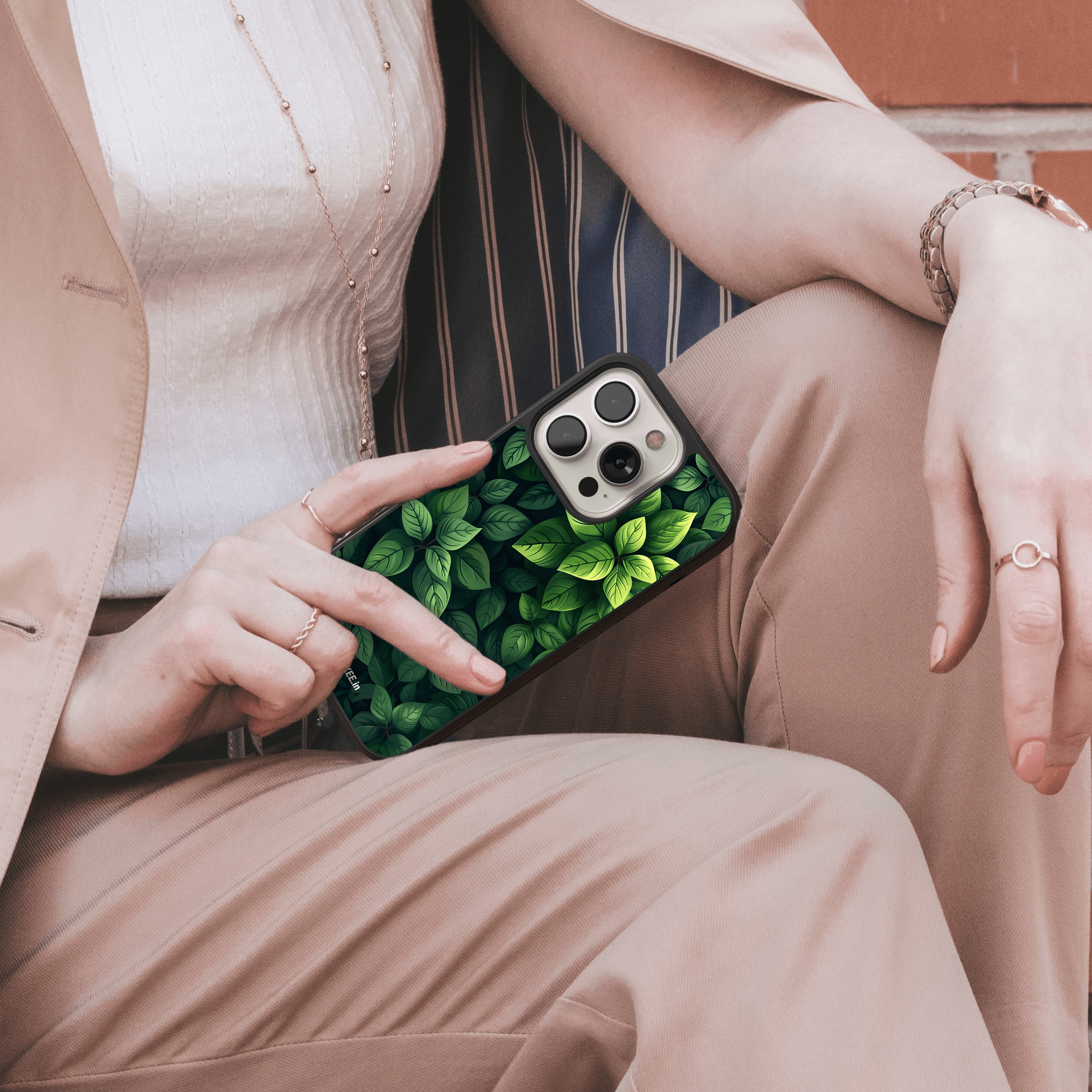 Lush Green Leaf Mobile Case - Detailed Botanical Design